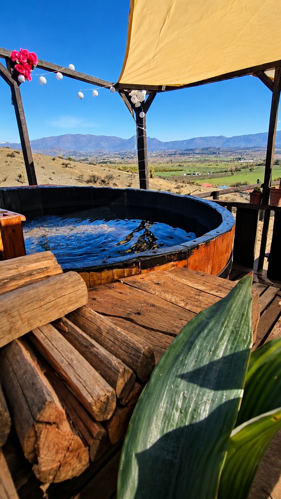 Tinaja de día con vista al valle y la cordillera