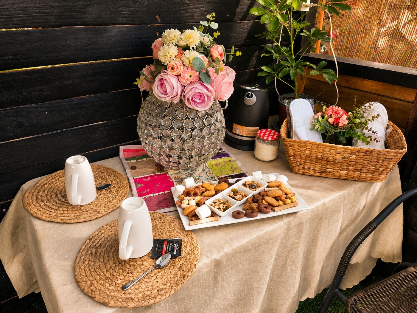 Mesa servida con picoteo, café y flores